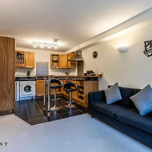 Onpoint - 2 Bedroom In Superb Location! Apartment