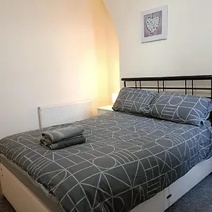 bright-comfortable-home-convenient-for-city-centre.hotelsin-chester.com/