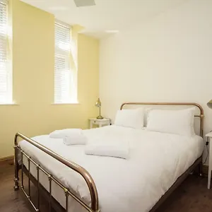 Marlborough Hall - Quiet Apartment